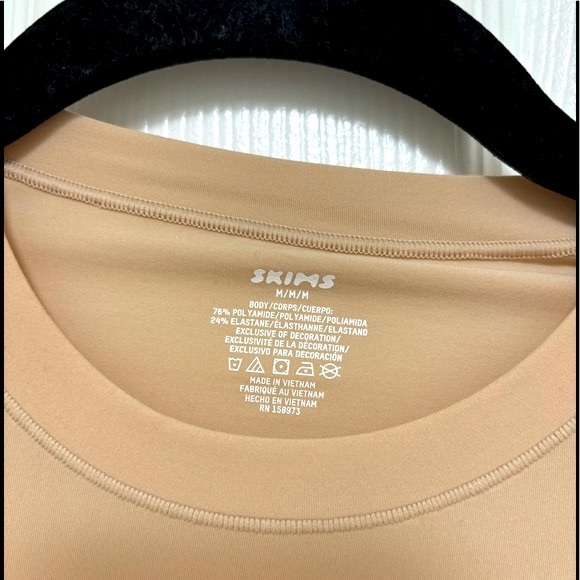 NWT SKIMS Fits Everybody Long Sleeve T-shirt in Clay - Picture 9 of 10